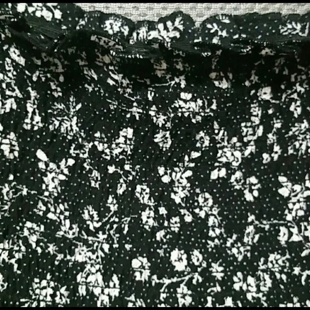 𝅺Off The Shoulder Floral Top - Picture 3 of 7